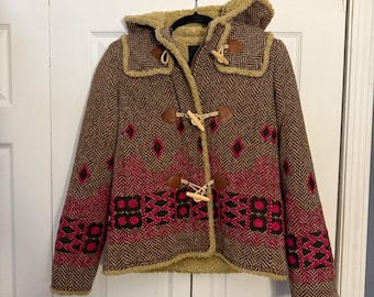 Chaqueta con capucha y cremallera acogedora con bordados de lana Art to Wear de Anna Sui 2