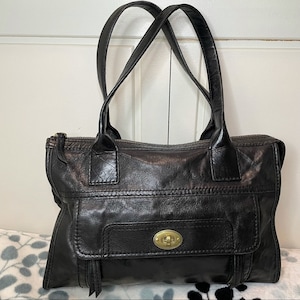 Sac à bandoulière classique en cuir noir fossile