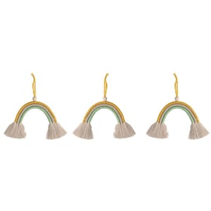 Könnte beinhalten: Drei gelbe, grüne und weiße Garnregenbögen mit weißen Quasten, die unten hängen.