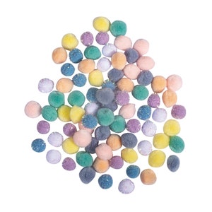 Könnte beinhalten: Eine große Auswahl an bunten Pompons in verschiedenen Blautönen, Grüntönen, Gelbtönen, Rosatönen und Violetttönen. Die Pompons sind weich und flauschig und eignen sich perfekt zum Basteln oder Dekorieren.