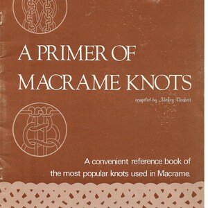 K&ouml;nnte beinhalten: Ein brauner Buchumschlag mit dem Titel "A Primer of Macrame Knots" und dem Text "compiled by Mickey Baskett". Der Umschlag zeigt auch zwei Illustrationen von Makramee-Knoten.