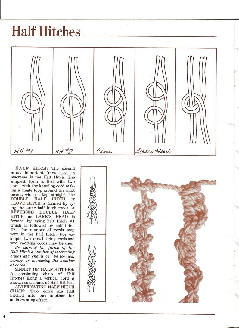 K&ouml;nnte beinhalten: Illustrationen verschiedener Makramee-Knoten, darunter Halbe Schl&auml;ge, Doppelte Halbe Schl&auml;ge und Lerchenkopfknoten. Das Bild zeigt auch Beispiele f&uuml;r Sinns und abwechselnde Halbschlagketten, mit dem Text "Half Hitches" oben.