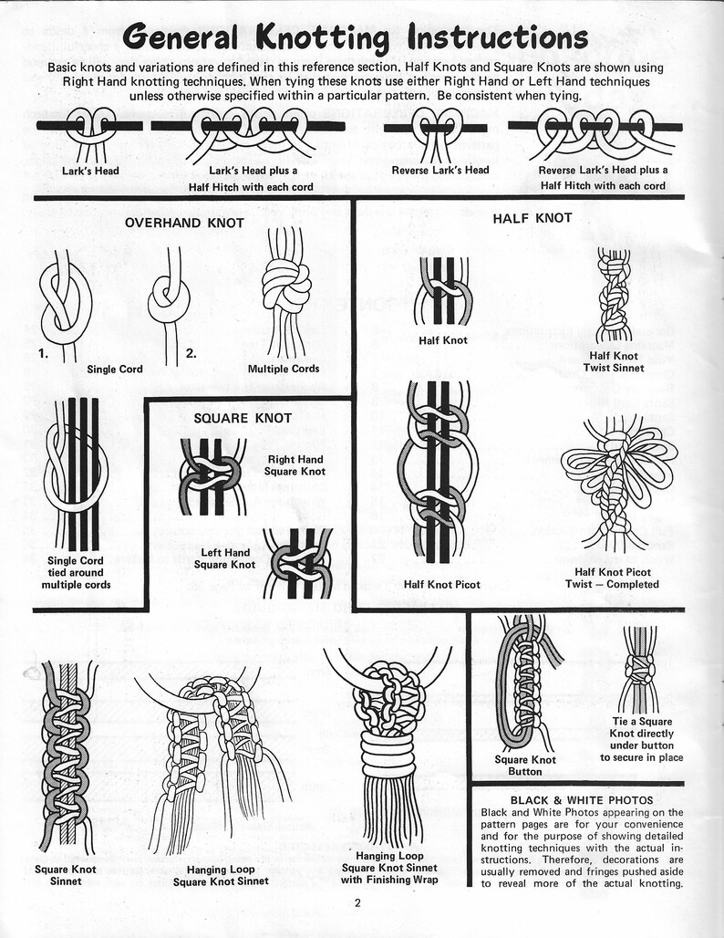 K&ouml;nnte beinhalten: Schwarz-wei&szlig;-Illustration, die verschiedene Knotenarten zeigt, darunter Lark's Head, Overhand Knot, Half Knot, Square Knot und Half Knot Picot. Die Illustration enth&auml;lt Anweisungen zum Binden jedes Knotens.