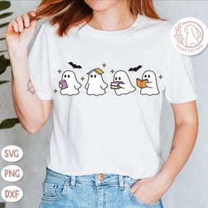Puede incluir: Camiseta blanca con un dise&ntilde;o caprichoso de cuatro fantasmas de dibujos animados leyendo libros, un murci&eacute;lago y estrellas. El dise&ntilde;o incluye el texto "Grace Lee Arts" en un logotipo circular. La camiseta tambi&eacute;n tiene texto SVG, PNG y DXF.