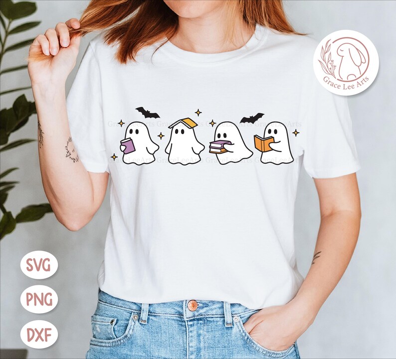 Puede incluir: Camiseta blanca con un dise&ntilde;o caprichoso de cuatro fantasmas de dibujos animados leyendo libros, un murci&eacute;lago y estrellas. El dise&ntilde;o incluye el texto "Grace Lee Arts" en un logotipo circular. La camiseta tambi&eacute;n tiene texto SVG, PNG y DXF.