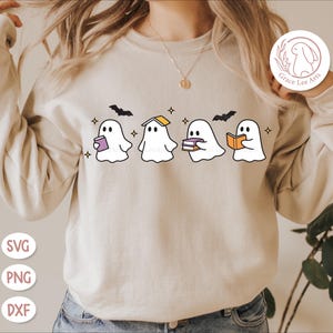 Puede incluir: Sudadera beige con un dise&ntilde;o de fantasmas de dibujos animados leyendo libros, con murci&eacute;lagos y estrellas. Los fantasmas son blancos con ojos negros y sostienen libros con cubiertas de diferentes colores. El dise&ntilde;o incluye el texto "SVG", "PNG" y "DXF".
