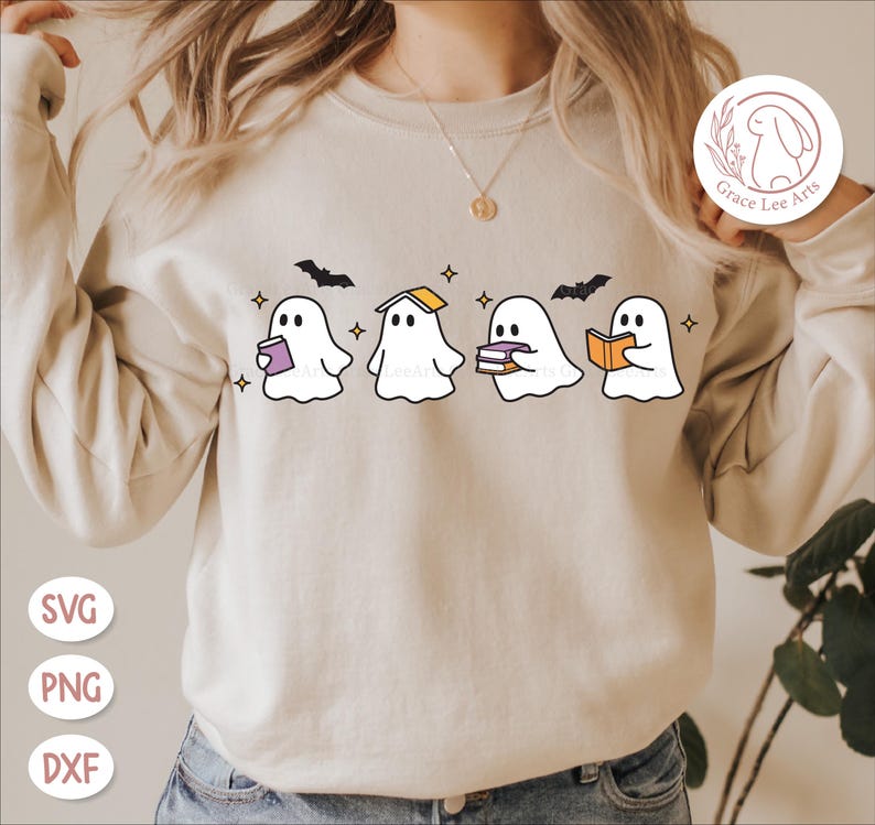 Puede incluir: Sudadera beige con un dise&ntilde;o de fantasmas de dibujos animados leyendo libros, con murci&eacute;lagos y estrellas. Los fantasmas son blancos con ojos negros y sostienen libros con cubiertas de diferentes colores. El dise&ntilde;o incluye el texto "SVG", "PNG" y "DXF".