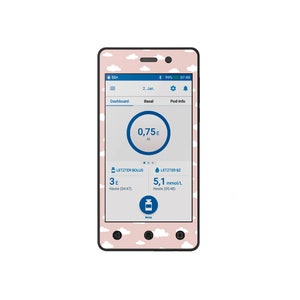 Puede incluir: La pantalla de un teléfono inteligente que muestra una aplicación de gestión de la diabetes con un fondo de patrón de nubes rosa y blanco. La aplicación muestra una tasa basal de 0,75E, un bolo reciente de 3E y una lectura reciente de azúcar en sangre de 5,1 mmol/L. La aplicación también tiene botones para el Panel de control, Basal e Información del pod.