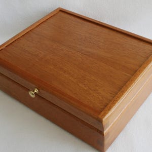 Handmade Mahogany wooden keepsake box approx. 10 x 8 x 3-1/4, Solid Mahogany top and bottom, hinged lid, brass lift knob, made in US