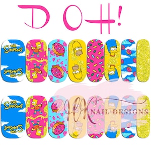 Op de afbeelding: Set van 10 nagelwraps met de Simpsons-personages, donuts en sprinkles. De wraps zijn in verschillende kleuren, waaronder geel, blauw, roze en wit. De tekst "The Simpsons" en "D'oh!" is op de wraps te vinden.