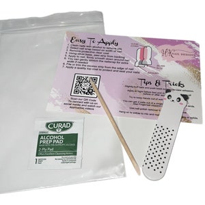 Könnte beinhalten: Ein Nagelkunst-Set mit Anweisungen, einem QR-Code und einer Nagelfeile in Panda-Form. Das Set enthält ein Alkoholtupfer, einen hölzernen Rosenholzstab und eine transparente Plastiktüte. Die Anweisungen sind auf einer rosa-weißen Karte gedruckt.