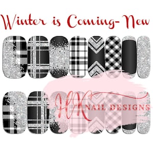 Puede incluir: Conjunto de 10 envolturas para uñas en blanco y negro con un diseño de cuadros, brillo y chevron. Las envolturas para uñas están etiquetadas como "HK Nail Designs".