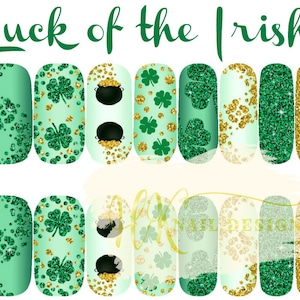Könnte beinhalten: Nagelkunst-Aufkleber mit dem Thema St. Patrick's Day. Das Design umfasst grünen Glitzer, goldenen Glitzer, Kleeblätter und Goldtöpfe. Der Text "Luck of the Irish" ist in grüner Schrift oben im Bild geschrieben.