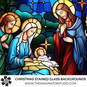 Puede incluir: Una representación en vitral de la escena de la Natividad. María, José y el bebé Jesús están rodeados por un halo de luz. La escena se desarrolla sobre un fondo azul y verde con estrellas.