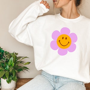 Smiley Face Flower Crewneck Retro Crewneck Preppy Sweatshirt 70s style clothing Indie Clothing Aesthetic Oversized Crewneck Trendy Crewneck