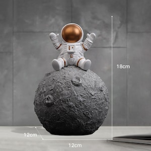 Astronaut Resin Figurine Sculpture, Astronauts on The Moon, Desktop Ornament, Spaceman Home Office Decoration