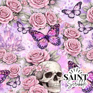 Könnte beinhalten: Digitales Kunstdesign mit einem Totenkopf, Rosen, Schmetterlingen und Kristallen in Rosa-, Lila- und Weißtönen. Das Design enthält den Text "SAINT Scribble". Das Gesamtthema ist eine Mischung aus gotischen und floralen Elementen.