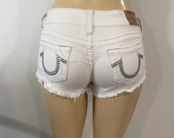 Pantalones cortos vaqueros True Religion blancos desgastados con tachuelas, estilo Y2K, de talle bajo.