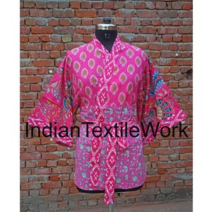 Peut inclure: Un kimono à motifs roses et blancs avec une ceinture à nouer. Le kimono est imprimé de fleurs et de motifs géométriques. Le kimono est en coton, léger et confortable.