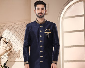 Könnte beinhalten: Eine dunkelblaue, langärmelige Kurta mit goldenen Knöpfen und Stickereien. Die Kurta wird mit beigefarbener Dhoti-Hose und goldenen Schuhen kombiniert. Der Text "Style No. KS-2343" ist in der unteren rechten Ecke des Bildes sichtbar.