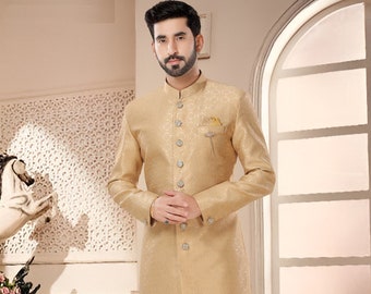 Sherewaniformen Indisches solides Designer-Goldfarbenes Banarasi-Partykleidungs-Traditionelles Sherwani-Outfit für den Bräutigam.