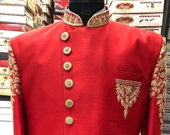 Haftowany jedwabny sherwani Banarasi: czerwony strój pana młodego