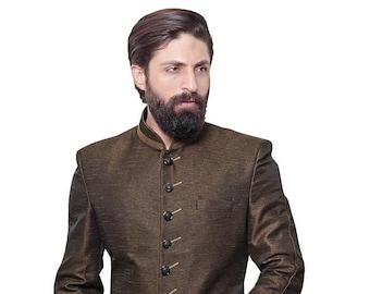 Könnte beinhalten: Eine braune, langärmelige Kurta mit goldenen Knöpfen und einem schwarzen Dhoti. Der Mann trägt beigefarbene Schuhe.
