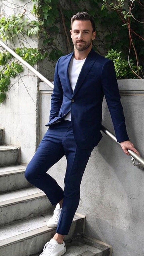 Sofisticado traje de esmoquin ajustado para hombre con blazer abrigo y pantalones para bodas, eventos de negocios (azul marino