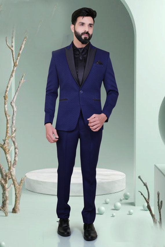 ネイビーブルーのタキシードスーツ：メンズウェディングパーティー