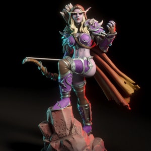 Peut inclure: Une figurine d'action féminine de couleur violette et marron avec un arc et des flèches, portant une armure violette et argentée, une ceinture en cuir marron et une cape rouge. La figurine est debout sur une base rocheuse.