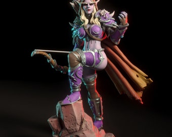 Könnte beinhalten: Eine weibliche Actionfigur in Lila und Braun mit Bogen und Pfeil, die eine lila und silberne Rüstung, einen braunen Ledergürtel und einen roten Umhang trägt. Die Figur steht auf einem felsigen Sockel.