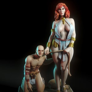 Puede incluir: Una mujer con el pelo largo y rojo lleva un vestido blanco con detalles dorados y sostiene una cuerda. Un hombre con la cabeza rapada y el pecho desnudo lleva una correa de cuero marrón alrededor de la cintura y mira a la mujer.