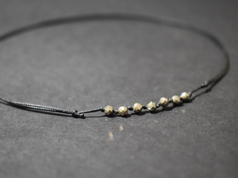 Pyrite necklace/pyrite choker/crystal necklace/minimalist crystal necklace/abundance prosperity crystal necklace/crystal lover gift/sister imagem 2