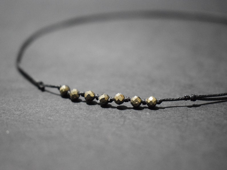 Pyrite necklace/pyrite choker/crystal necklace/minimalist crystal necklace/abundance prosperity crystal necklace/crystal lover gift/sister imagem 3