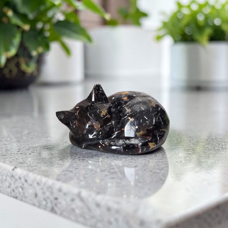 Custom Cremains Cat Memorial Figurine: Cremation Ashes Resin Keepsake Dog Cremation Figure bild 4