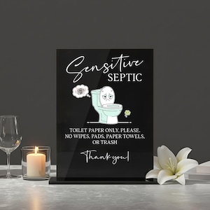 Peut inclure: Panneau acrylique noir avec les mots "Sensitive Septic" et une illustration de toilette de dessin animé. Le panneau comprend également le texte "TOILET PAPER ONLY, PLEASE. NO WIPES, PADS, PAPER TOWELS, OR TRASH. Thank you!"