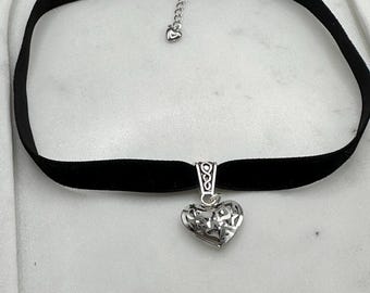 Velvet Choker Necklace: Silver Filigree Heart Pendant, Gothic Retro Ribbon