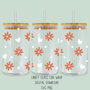 Puede incluir: Tres envoltorios de vidrio transparente para latas con tapas y pajitas de bambú. Cada envoltorio presenta un patrón de flores naranjas, corazones blancos y puntos blancos. El texto "LIBBEY GLASS CAN WRAP DIGITAL DOWNLOAD SVG PNG" está impreso en la parte inferior.