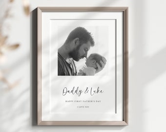 Puede incluir: Foto en blanco y negro de un padre y su bebé. El padre sostiene al bebé y se miran. El texto "Daddy & Luke" está escrito debajo de la foto, junto con "Happy First Father's Day" y "I Love You".