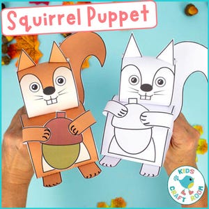 Può includere: Sono presentati due burattini a forma di scoiattolo, uno marrone e uno bianco. Lo scoiattolo marrone tiene una ghianda colorata, mentre quello bianco tiene una ghianda in bianco e nero. Il testo "Squirrel Puppet" è in alto. Un logo "Kids Craft Room" è in basso a destra.