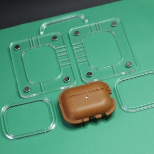 Forma per stampaggio a umido per la custodia in pelle per Apple Airpods Pro 2 Gen. Strumenti per la lavorazione della pelle.