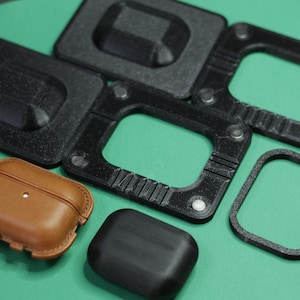 Forma per stampaggio a umido per la custodia in pelle per Apple Airpods Pro 2 Gen. Attrezzi per la lavorazione della pelle.