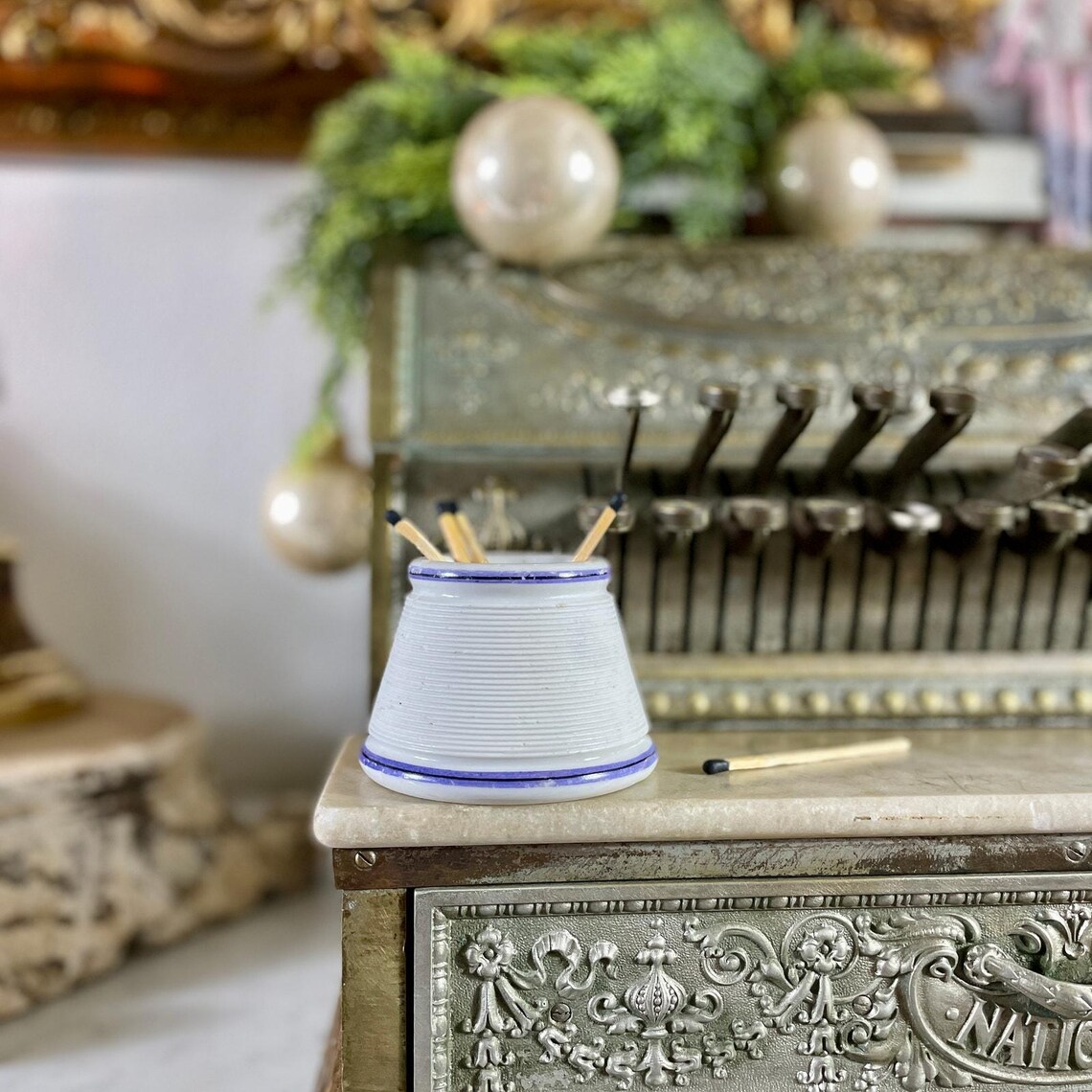 Pyrogène Publicitaire Ancien Pour Alcool Gentiane, Porcelaine Bleue, Style Français