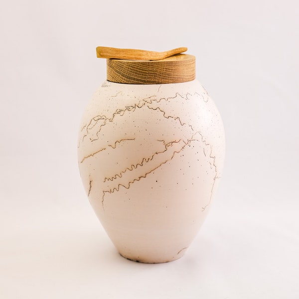 Moderne, mittelgroße cremeweiße Keramik-Urne für Asche ""Smoke on the Desert"" mit Eichendeckel."