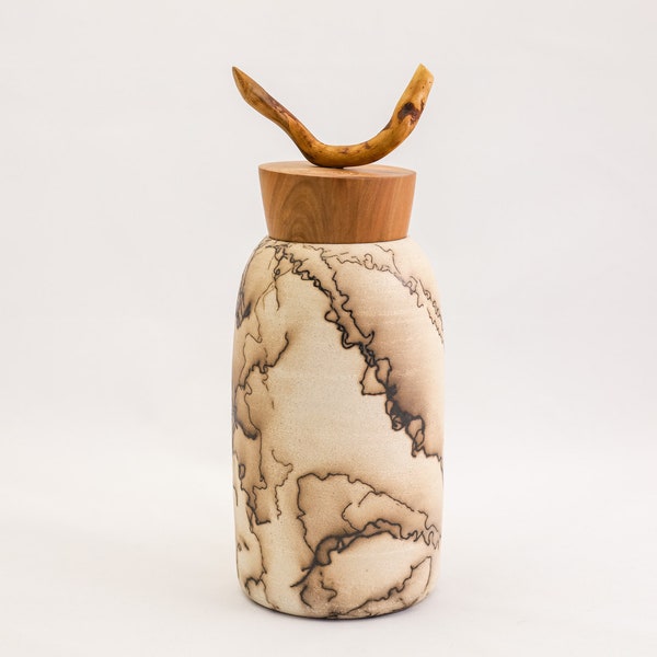 Minimalistische kleine weiße Raku Urne für Asche ""Smoke on the Desert"" mit Eichendeckel."