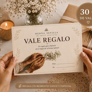 Puede incluir: Un vale regalo de color crema con el texto HENNA SEVILLA VALE REGALO, una ilustración de manos con diseños de henna y detalles florales. La tarjeta incluye líneas en blanco para el destinatario y el remitente, y un sello circular con 30 € DE VALOR.