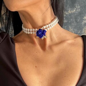 Perłowy choker z oszałamiającą broszką w kształcie niebieskiej róży, Dwurzędowy naszyjnik z pereł, Prawdziwie wyrazisty, niestandardowy choker, Biżuteria na specjalne okazje