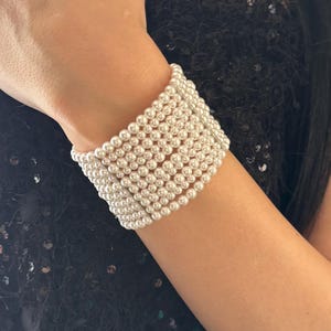 Braccialetto di perle largo, personalizzato, con più file di perle, accessorio da polso per matrimonio, da indossare durante le feste, gioiello di stile, pezzo distintivo, braccialetto elastico