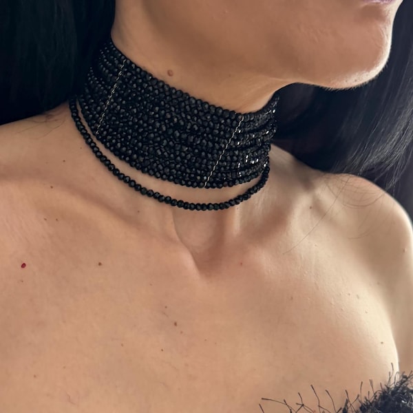 Colar gargantilha preto em camadas, joia gótica marcante, estilo colar largo, elegante, para a noite, peça escura com várias camadas.
