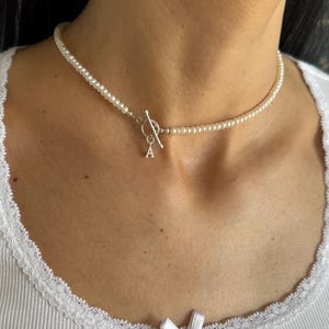 Gargantilla delicada de perlas naturales con letra personalizada en plata de ley, gargantilla de perlas pequeñas, regalo de San Valentín para ella